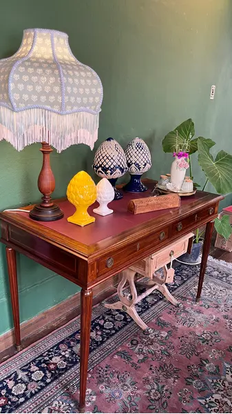 Foto de um(a) Abajur em madeira maciça nobre, da categoria de Abajures. Abajur em Madeira nobre maciça Medidas com Cúpula: 75A x 42D cm Quer uma cúpula diferente? Nós podemos personalizar sua... Mostrado de uma perspectiva diferente. Vendido no marketplace Trésors.