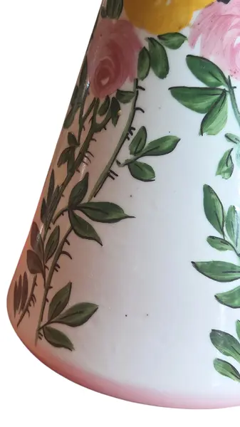 Foto de um(a) Vaso em Cerâmica Weiss - Pintura Floral Manual - Mogi das Cruzes, da categoria de Vasos. Vaso decorativo em cerâmica esmaltada da tradicional marca brasileira Weiss, fabricado em Mogi das Cruzes (SP). A peça... Mostrado de uma perspectiva diferente. Vendido no marketplace Trésors.