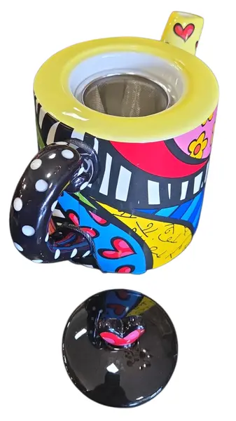 Foto de um(a) Bule Romero Britto Original – Cerâmica, da categoria de Bules. Leve a arte vibrante de Romero Britto para a sua mesa com este bule icônico. Com estampas que misturam elementos do cubismo,... Mostrado de uma perspectiva diferente. Vendido no marketplace Trésors.