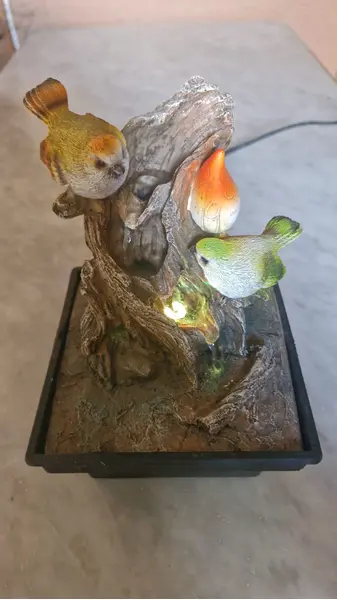 Foto de um(a) Linda fonte luminosa em resina, da categoria de Outros objetos decorativos. Linda fonte de água decorativa feita de resina, com pássaros e luzes que acendem e mudam de cor. Acompanha bombinha. Mostrado de uma perspectiva diferente. Vendido no marketplace Trésors.