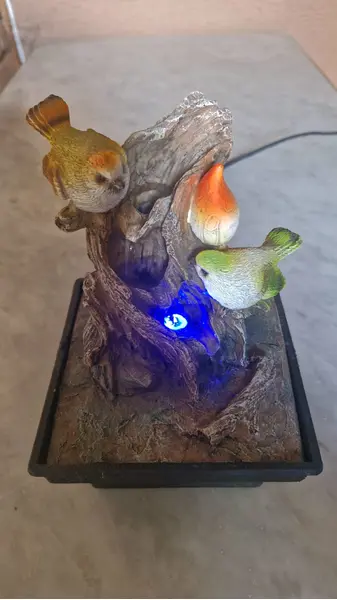 Foto de um(a) Linda fonte luminosa em resina, da categoria de Outros objetos decorativos. Linda fonte de água decorativa feita de resina, com pássaros e luzes que acendem e mudam de cor. Acompanha bombinha. Mostrado de uma perspectiva diferente. Vendido no marketplace Trésors.