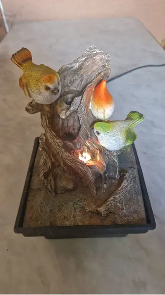 Foto de um(a) Linda fonte luminosa em resina, da categoria de Outros objetos decorativos. Linda fonte de água decorativa feita de resina, com pássaros e luzes que acendem e mudam de cor. Acompanha bombinha. Mostrado de uma perspectiva diferente. Vendido no marketplace Trésors.