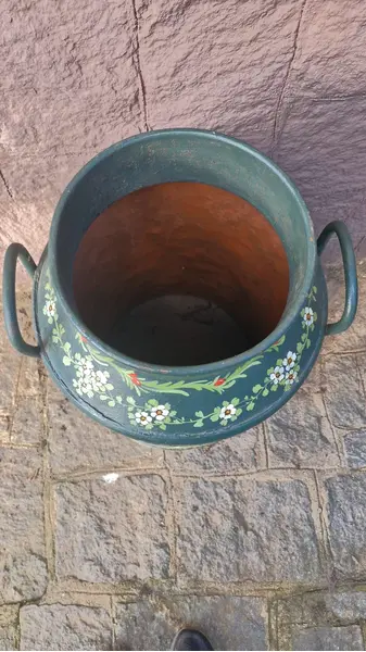 Foto de um(a) Belo latão de leite antigo pintado à mão, da categoria de Vasos. Lindo latão de leite antigo, que foi transformado em um objeto decorativo através de uma técnica de pintura artesanal que... Mostrado de uma perspectiva diferente. Vendido no marketplace Trésors.