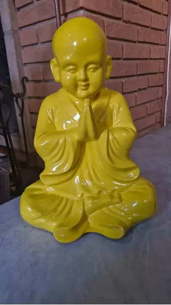 Foto de um(a) Estátua decorativa de monge budista, da categoria de Modelos e estatuetas. Estátua decorativa em resina de um monge budista, uma peça que equilibra a serenidade do tema espiritual com uma estética... Mostrado de uma perspectiva diferente. Vendido no marketplace Trésors.