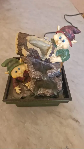 Foto de um(a) Linda fonte de água decorativa, da categoria de Outros objetos decorativos. Bela fonte de água decorativa feita de resina, com um design lúdico e rústico que remete a contos de fadas ou jardins... Mostrado de uma perspectiva diferente. Vendido no marketplace Trésors.