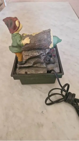 Foto de um(a) Linda fonte de água decorativa, da categoria de Outros objetos decorativos. Bela fonte de água decorativa feita de resina, com um design lúdico e rústico que remete a contos de fadas ou jardins... Mostrado de uma perspectiva diferente. Vendido no marketplace Trésors.