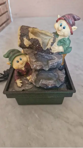 Foto de um(a) Linda fonte de água decorativa, da categoria de Outros objetos decorativos. Bela fonte de água decorativa feita de resina, com um design lúdico e rústico que remete a contos de fadas ou jardins... Mostrado de uma perspectiva diferente. Vendido no marketplace Trésors.