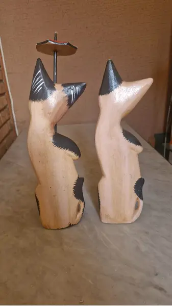 Foto de um(a) Casal de gatos de Bali Feng Shui, da categoria de Modelos e estatuetas. Estes gatos com sombrinha são uma das variações mais charmosas do artesanato de Bali e reforçam o conceito de hospitalidade... Mostrado de uma perspectiva diferente. Vendido no marketplace Trésors.