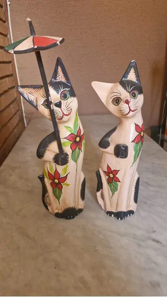 Foto de um(a) Casal de gatos de Bali Feng Shui, da categoria de Modelos e estatuetas. Estes gatos com sombrinha são uma das variações mais charmosas do artesanato de Bali e reforçam o conceito de hospitalidade... Mostrado de uma perspectiva diferente. Vendido no marketplace Trésors.