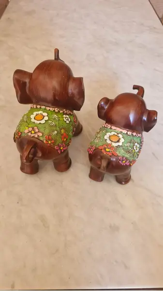 Foto de um(a) Par de Elefantes de Bali - Peças Raras, da categoria de Modelos e estatuetas. Este par representa a Comunhão Espiritual e a Gratidão O Arco da Conexão: Quando colocados de frente, as trombas longas... Mostrado de uma perspectiva diferente. Vendido no marketplace Trésors.