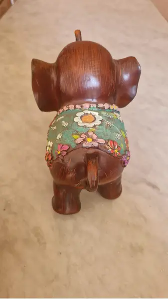 Foto de um(a) Elefante da Riqueza de Bali, da categoria de Modelos e estatuetas. Elefante pintado à mão. Em Bali, o elefante é uma figura sagrada, muito influenciada pelo deus hindu Ganesha (o removedor de... Mostrado de uma perspectiva diferente. Vendido no marketplace Trésors.