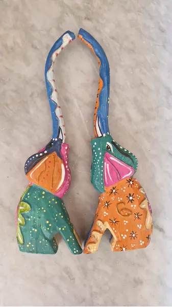 Foto de um(a) Par de elefantes em madeira pintados à mão, da categoria de Outros objetos decorativos. Par de esculturas decorativas de elefantes, esculpidas em madeira e pintadas á mão com um estilo vibrante e folclórico. As... Mostrado de uma perspectiva diferente. Vendido no marketplace Trésors.