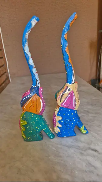 Foto de um(a) Par de elefantes em madeira pintados à mão, da categoria de Outros objetos decorativos. Par de esculturas decorativas de elefantes, esculpidas em madeira e pintadas á mão com um estilo vibrante e folclórico. As... Mostrado de uma perspectiva diferente. Vendido no marketplace Trésors.
