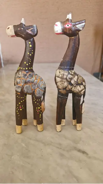 Foto de um(a) Par de girafas de Bali, da categoria de Modelos e estatuetas. Par de girafas esculpidas e pintadas à mão, artesanato de Bali. Pelo seu pescoço longo, a girafa é vista como o animal que... Mostrado de uma perspectiva diferente. Vendido no marketplace Trésors.