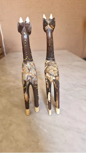 Foto de um(a) Par de girafas de Bali, da categoria de Modelos e estatuetas. Par de girafas esculpidas e pintadas à mão, artesanato de Bali. Pelo seu pescoço longo, a girafa é vista como o animal que... Mostrado de uma perspectiva diferente. Vendido no marketplace Trésors.