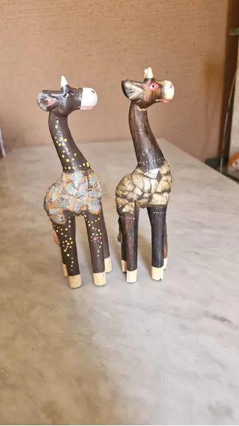 Foto de um(a) Par de girafas de Bali, da categoria de Modelos e estatuetas. Par de girafas esculpidas e pintadas à mão, artesanato de Bali. Pelo seu pescoço longo, a girafa é vista como o animal que... Mostrado de uma perspectiva diferente. Vendido no marketplace Trésors.