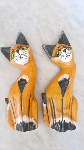 Foto de um(a) Par de gatos artesanais de Bali, da categoria de Modelos e estatuetas. Par de gatos antigos de Bali. Em Bali, os gatos representam a limpeza das energias e o par simboliza a harmonia no... Mostrado de uma perspectiva diferente. Vendido no marketplace Trésors.