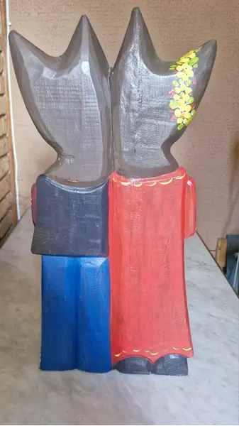 Foto de um(a) Casal de gatos de Bali esculpidos em madeira, da categoria de Modelos e estatuetas. Essa estátua de casal de gatos é uma peça de artesanato decorativa, esculpida em madeira e pintada à mão. Essas peças são... Mostrado de uma perspectiva diferente. Vendido no marketplace Trésors.