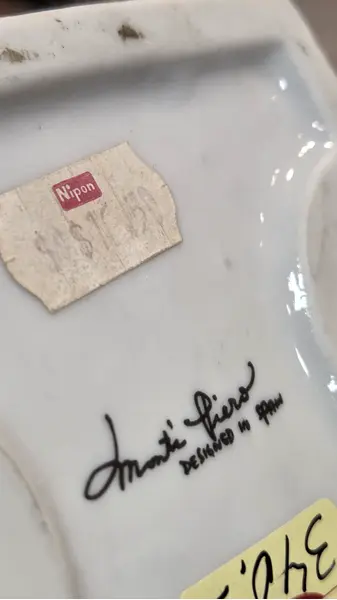 Foto de um(a) Estatueta Noivos Monte Fiero – Porcelana Esmaltada "Designed in Spain", da categoria de Modelos e estatuetas. Celebre o amor e a elegância com esta delicada estatueta de um casal de noivos, uma peça clássica da renomada linha Monte... Mostrado de uma perspectiva diferente. Vendido no marketplace Trésors.