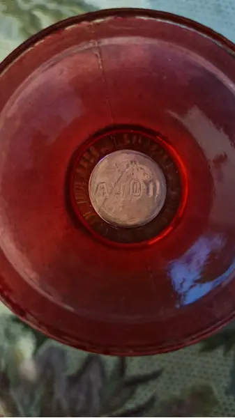 Foto de um(a) 2 belas bomboniéres, sendo uma da Avon anos 60, da categoria de Garrafas, potes e jarros. Duas belas bombonières de vidro decorativas (potes com tampa), sendo a vermelha um modelo clássico de colecionador da marca... Mostrado de uma perspectiva diferente. Vendido no marketplace Trésors.