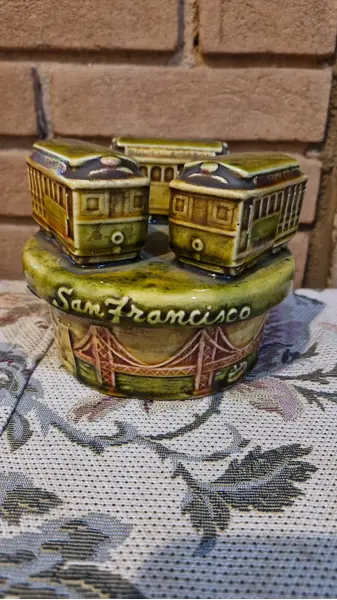 Foto de um(a) Raríssimo souvenir norte-americano, caixinha de música, da categoria de Outros objetos decorativos. Linda e rara caixinha musical movida à corda, produzida em meados da década de 70, em cerâmica vitrificada, entalhada com 3... Mostrado de uma perspectiva diferente. Vendido no marketplace Trésors.