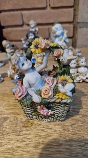 Foto de um(a) Anjinhos alados colecionáveis em resina, da categoria de Outros objetos decorativos. Encantador conjunto de pequenas estatuetas colecionáveis representando anjos e querubins, conhecidos como "putti" na arte... Mostrado de uma perspectiva diferente. Vendido no marketplace Trésors.