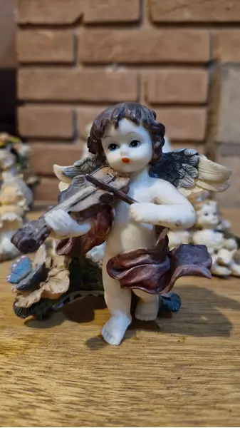 Foto de um(a) Anjinhos alados colecionáveis em resina, da categoria de Outros objetos decorativos. Encantador conjunto de pequenas estatuetas colecionáveis representando anjos e querubins, conhecidos como "putti" na arte... Mostrado de uma perspectiva diferente. Vendido no marketplace Trésors.