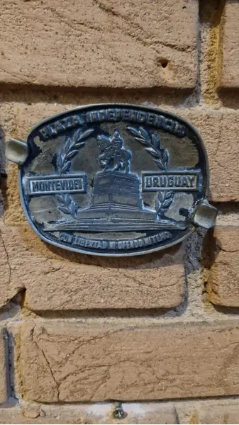 Foto de um(a) Miscelâneas colecionáveis - 04 peças, da categoria de Outros colecionáveis. Itens colecionáveis contendo:- 1 cinzeiro de metal antigo- 1 abridor de cartas representando espada- 1 rosa de metal com... Mostrado de uma perspectiva diferente. Vendido no marketplace Trésors.