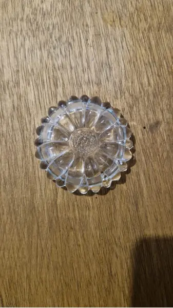 Foto de um(a) Miscelâneas colecionáveis - 04 peças, da categoria de Outros colecionáveis. Itens colecionáveis contendo:- 1 cinzeiro de metal antigo- 1 abridor de cartas representando espada- 1 rosa de metal com... Mostrado de uma perspectiva diferente. Vendido no marketplace Trésors.