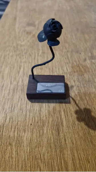 Foto de um(a) Miscelâneas colecionáveis - 04 peças, da categoria de Outros colecionáveis. Itens colecionáveis contendo:- 1 cinzeiro de metal antigo- 1 abridor de cartas representando espada- 1 rosa de metal com... Mostrado de uma perspectiva diferente. Vendido no marketplace Trésors.