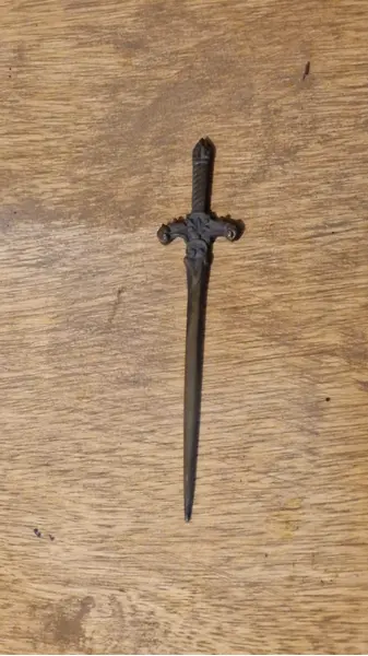 Foto de um(a) Miscelâneas colecionáveis - 04 peças, da categoria de Outros colecionáveis. Itens colecionáveis contendo:- 1 cinzeiro de metal antigo- 1 abridor de cartas representando espada- 1 rosa de metal com... Mostrado de uma perspectiva diferente. Vendido no marketplace Trésors.