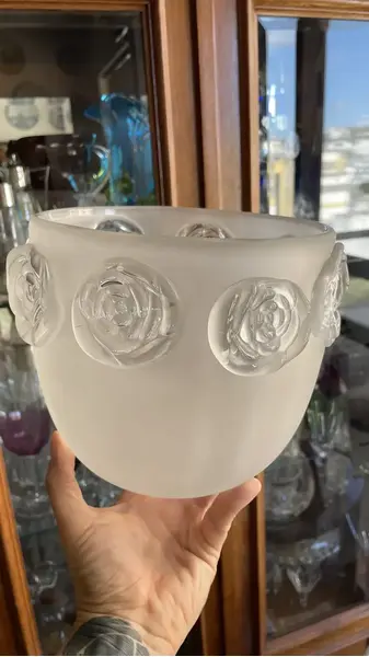 Foto de um(a) Antigo Vaso Cachepô Centro De Mesa Cristal Satiné Art Deco, da categoria de Cachepot. Antigo vaso cachepô ou centro de mesa em cristal francês satiné, ricamente lapidado à mão com flores em alto relevo. Peça... Mostrado de uma perspectiva diferente. Vendido no marketplace Trésors.