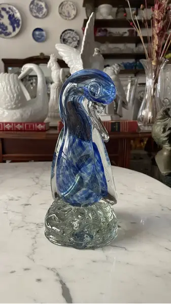 Foto de um(a) Antiga Escultura De Pato Decorativo Murano Italiano Art Deco, da categoria de Escultura. Antiga escultura artística representando pato em cristal de Murano em tons de azul. Peça muito decorativa e com bastante... Mostrado de uma perspectiva diferente. Vendido no marketplace Trésors.