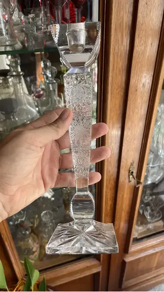 Foto de um(a) Antigo Castiçal Candelabro Uma Vela Cristal Tcheco Lapidado, da categoria de Castiçais. Antigo e finíssimo castiçal em bloco maciço de cristal Tcheco. Ricamente lapidado à mão. Lapidação estrelada e ponta de... Mostrado de uma perspectiva diferente. Vendido no marketplace Trésors.