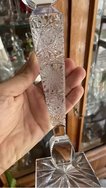 Foto de um(a) Antigo Castiçal Candelabro Uma Vela Cristal Tcheco Lapidado, da categoria de Castiçais. Antigo e finíssimo castiçal em bloco maciço de cristal Tcheco. Ricamente lapidado à mão. Lapidação estrelada e ponta de... Mostrado de uma perspectiva diferente. Vendido no marketplace Trésors.