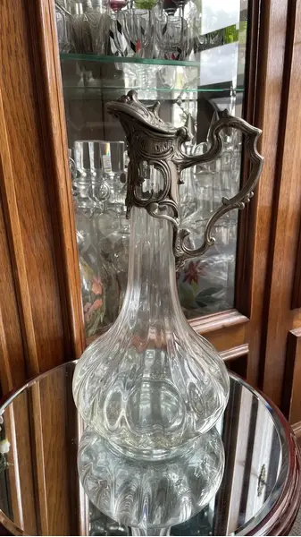 Foto de um(a) Antiga Jarra Claret Jug Decanter Cristal Prata Art Nouveau, da categoria de Jarros. Antiga e finíssima jarra “Claret Jug” geralmente utilizada como decantador de vinho ou licoreira. Corpo em cristal soufflé... Mostrado de uma perspectiva diferente. Vendido no marketplace Trésors.