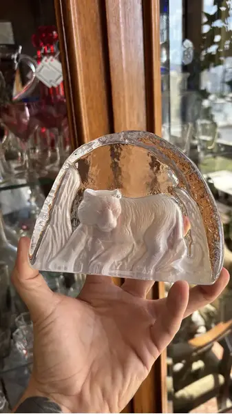 Foto de um(a) Antiga Escultura Artística Bloco Cristal Tigre Peso Papel, da categoria de Escultura. Antiga escultura bloco escultórico peso de papel em cristal lapidado à mão. Peça muito linda e decorativa. Medidas 11x15cm. Mostrado de uma perspectiva diferente. Vendido no marketplace Trésors.