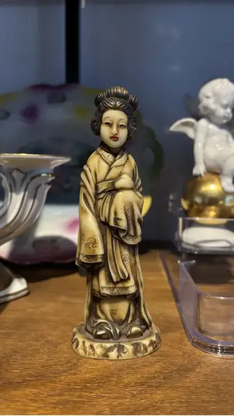 Foto de um(a) Antiga Escultura Oriental Gueixa Japonesa Resina Cor Marfim, da categoria de Escultura. Bastante riqueza de detalhes. Mostrado de uma perspectiva diferente. Vendido no marketplace Trésors.