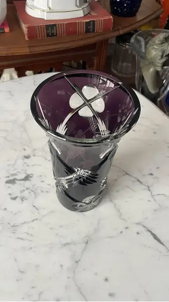 Foto de um(a) Antigo Vaso Jarro Em Cristal Violeta Baccarat Art Deco, da categoria de Vasos. Antigo e preciso vaso decorativo em cristal doublé europeu com lindo brilho natural e primorosa lapidação manual, com traços... Mostrado de uma perspectiva diferente. Vendido no marketplace Trésors.