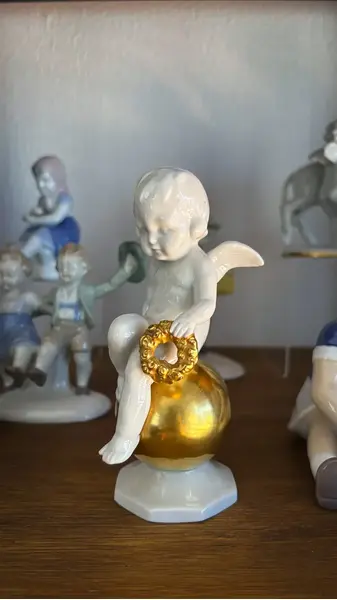 Foto de um(a) Antiga Rara Escultura Anjo Em Porcelana Alemã Fasold Stauch, da categoria de Escultura. ~ Fasold & Stauch ~Antiga e graciosa escultura representando anjo, peça artística, ricamente moldado em porcelana artística... Mostrado de uma perspectiva diferente. Vendido no marketplace Trésors.