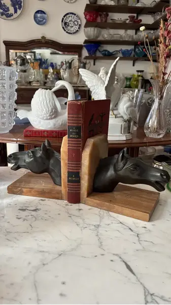 Foto de um(a) Antiga Escultura Cavalo Art Deco Cerra Livros Bronze Mármore, da categoria de Escultura. Antigo e importante cerra livros em mármore italiano, decorado com esculturas artísticas representando cabeças de cavalos em... Mostrado de uma perspectiva diferente. Vendido no marketplace Trésors.