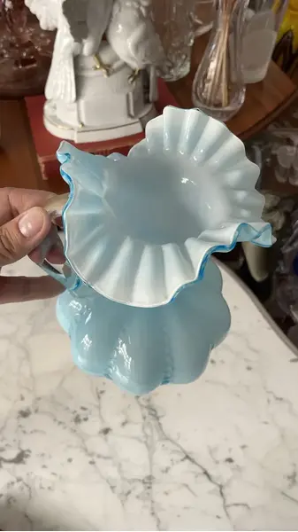Foto de um(a) Antigo Vaso Jarra Decorativa Em Opalina Francesa Azul, da categoria de Jarros. Antiga jarra vaso em opalina francesa azul com a borda ondulada. Peça muito linda e versátil na decoração. Em perfeito... Mostrado de uma perspectiva diferente. Vendido no marketplace Trésors.