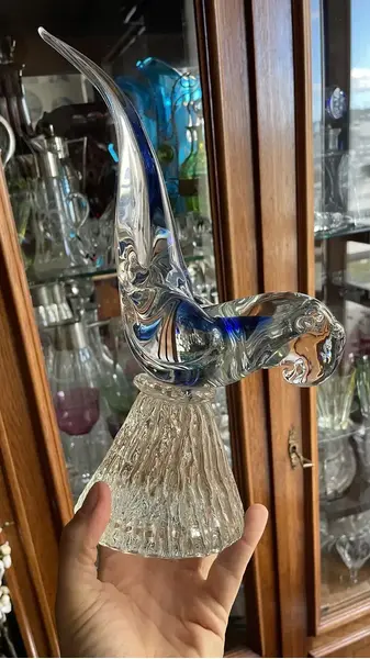 Foto de um(a) Antiga Escultura Pássaro Papagaio Murano Italiano Art Deco, da categoria de Escultura. Antiga escultura artística representando pássaro em cristal de Murano em tons de azul. Peça muito decorativa e com bastante... Mostrado de uma perspectiva diferente. Vendido no marketplace Trésors.