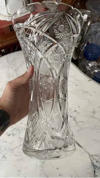 Foto de um(a) Antigo Vaso Jarro Decorativo Em Cristal Baccarat Lapidado, da categoria de Vasos. Antigo e elegante vaso decorativo em cristal translúcido com lindo brilho natural e primorosa lapidação manual (estralada e... Mostrado de uma perspectiva diferente. Vendido no marketplace Trésors.