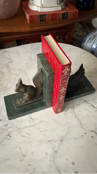 Foto de um(a) Antiga Escultura Esquilo Cerra Livros Bronze Mármore Artdeco, da categoria de Apoio para livros. ~ H. Truci ~Antigo e belíssimo cerra livros em mármore italiano verde alpi, decorado com esculturas artísticas de esquilos... Mostrado de uma perspectiva diferente. Vendido no marketplace Trésors.