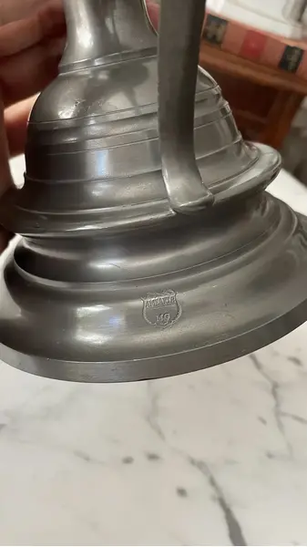 Foto de um(a) Antigo Grande Castiçal Palmatória Em Estanho Rústico, da categoria de Castiçais. Marca John Somers. Antiga e grande palmatória/castiçal em estanho trabalhado. Peça decorativa e especial! Medidas 21x20cm. Mostrado de uma perspectiva diferente. Vendido no marketplace Trésors.