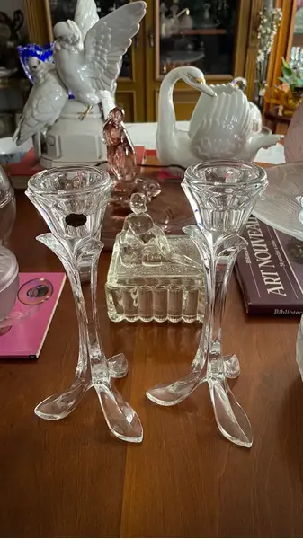 Foto de um(a) Antigo Par De Castiçais Art Deco Tulipas Cristal Francês, da categoria de Castiçais. Cristal d’Arques France.Antigo e finíssimo par de castiçais artísticos em cristal francês, modelo tulipa. Medidas 22x10cm... Mostrado de uma perspectiva diferente. Vendido no marketplace Trésors.