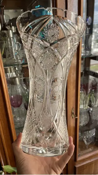 Foto de um(a) Antigo Vaso Jarro Decorativo Em Cristal Baccarat Lapidado, da categoria de Vasos. Antigo e elegante vaso decorativo em cristal translúcido com lindo brilho natural e primorosa lapidação manual (estralada e... Mostrado de uma perspectiva diferente. Vendido no marketplace Trésors.