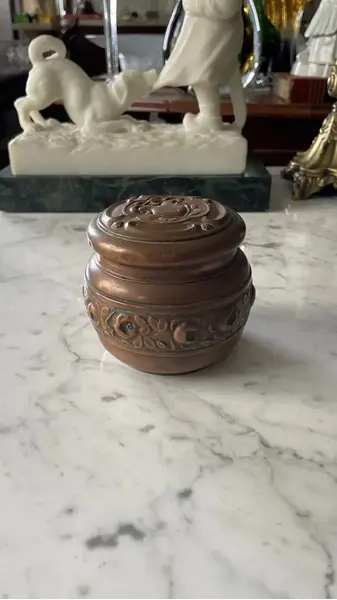 Foto de um(a) Antiga Caixa Decorativa Púcaro Porta Joias Cobre Art Nouveau, da categoria de Porta-Jóias. Antiga caixa decorativa, púcaro, porta joias ou potiche em cobre com decoração art nouveau em relevo. Linda peça. Medidas... Mostrado de uma perspectiva diferente. Vendido no marketplace Trésors.