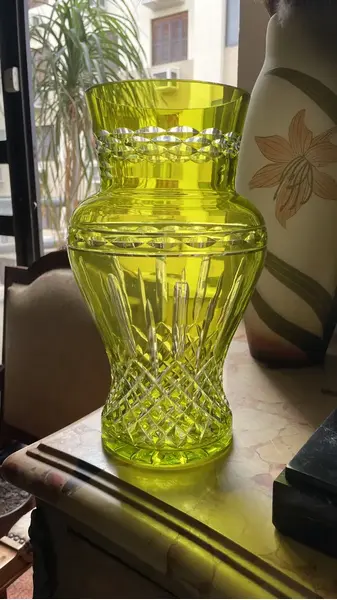 Foto de um(a) Antigo Vaso Jarro Decorativo Cristal Baccarat Verde Uralina, da categoria de Vasos. Antigo e belíssimo vaso decorativo em cristal doublé na cor verde uralina (não tem urânio) com lindo brilho natural e... Mostrado de uma perspectiva diferente. Vendido no marketplace Trésors.